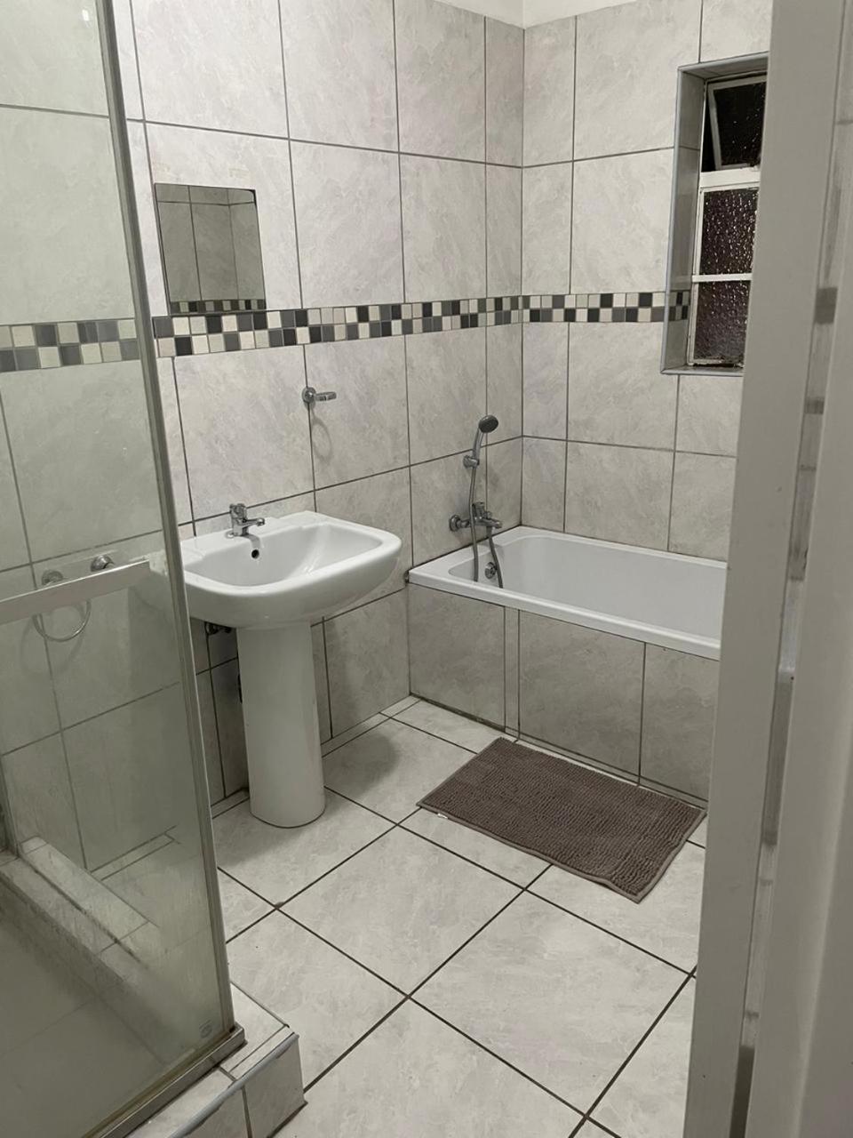 Travelers Standard Apartment Kempton Park Luaran gambar